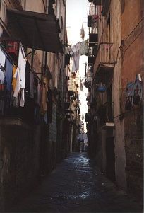 typische Strasse in der Altsstadt von Neapel